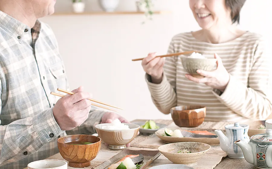 写真：義歯で食事ができる夫婦