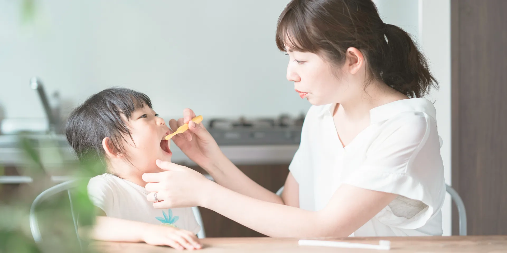 写真：歯を磨かれている子供