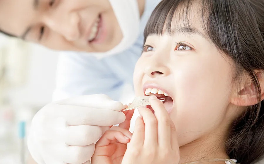 写真:マウスピースをするお子様